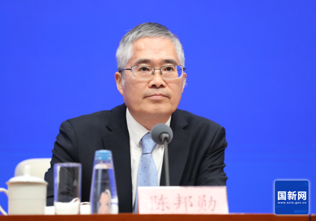 新闻发布会上，农业农村部发展规划司司长陈邦勋答记者问。（徐想 摄）