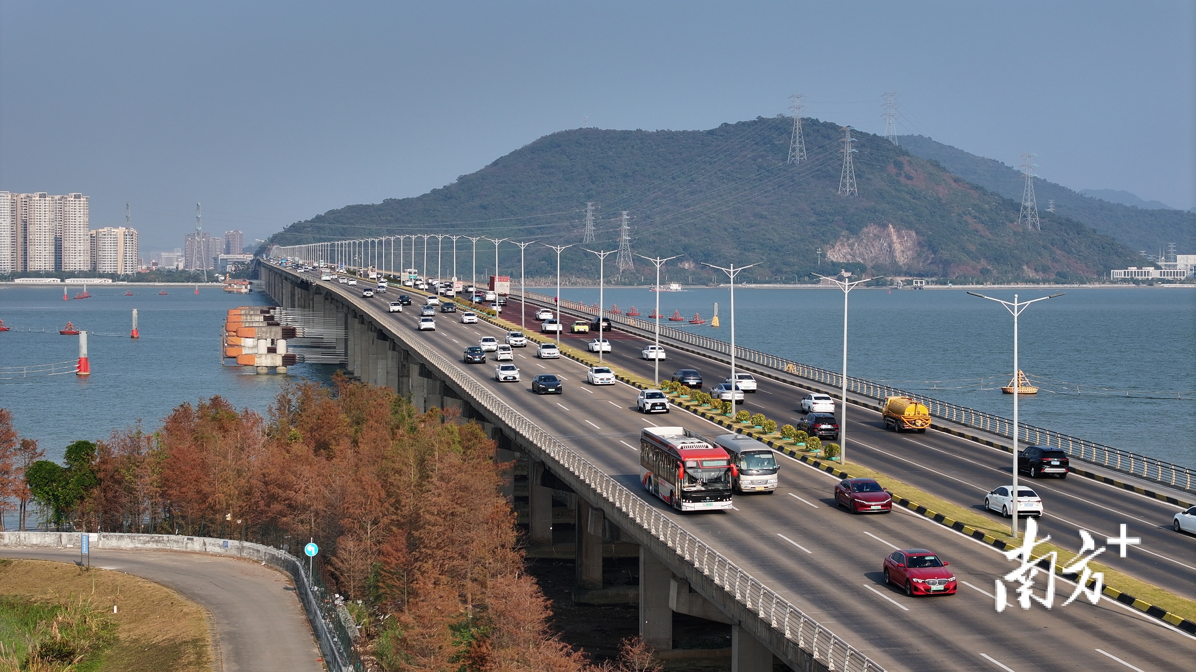 珠海隧道将与珠海大桥形成“北桥南隧”布局，开车通过仅需约5分钟。 