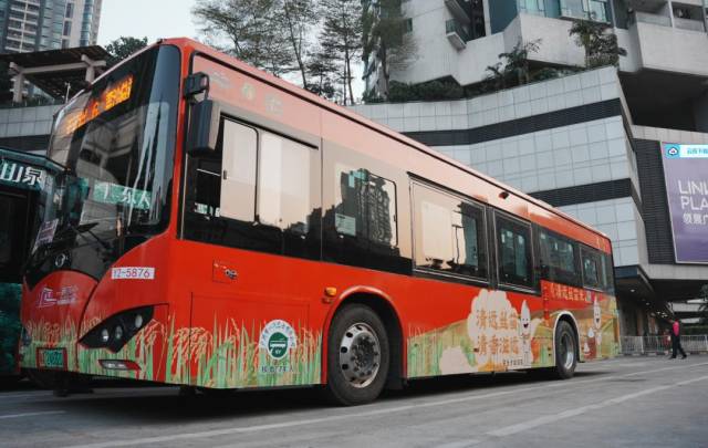 “清远丝苗米”主题公交亮相广州街头。