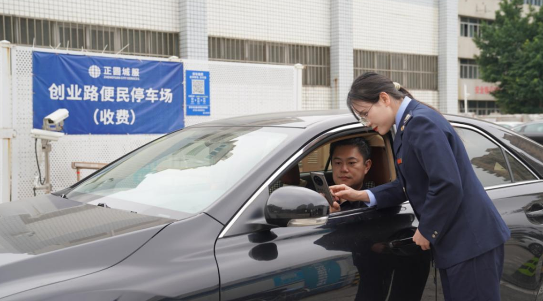 香洲区税务局工作人员指导车主在手机上使用“支付即开票”模式开具电子发票。 受访者 供图