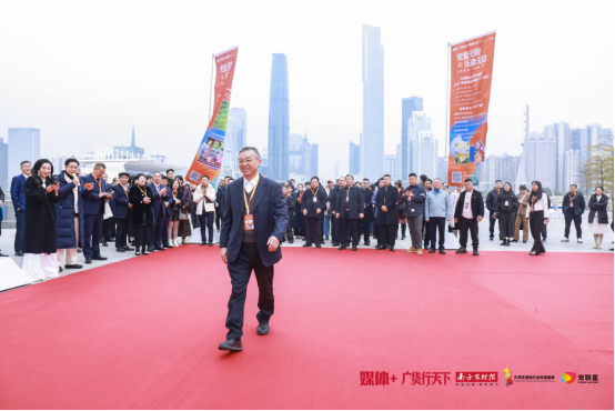 星光红毯走秀环节，行业群星亮相。