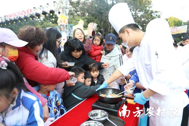 活动现场，市民争相品鉴清远丝苗米。