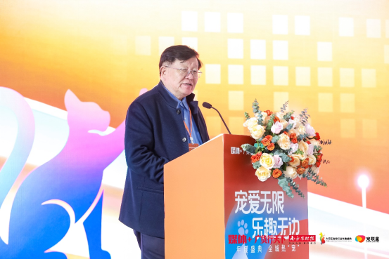 国家兽药产业技术创新联盟理事长才学鹏上台致辞。