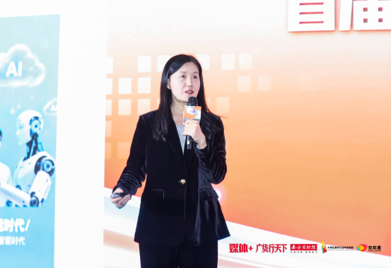 深圳晓闻科技总经理贾彤介绍全球首个宠物医疗AI大模型VetOne。