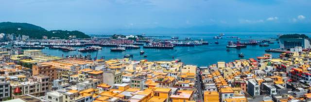 登高远眺，闸坡镇E2风貌带的渔港精品片区如同巨大的调色板。（梁健宝 摄）