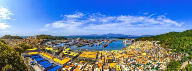 海陵岛闸坡渔港片区“第五立面”改造绘就天空画卷。