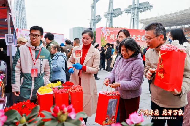 市民挑选年花。