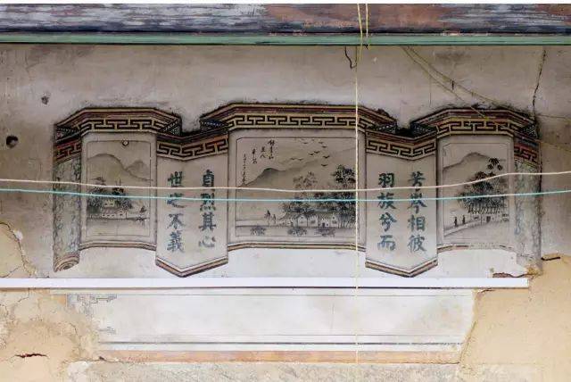 围龙屋横梁、门匾、对联、皆有“爱家爱国”的痕迹。