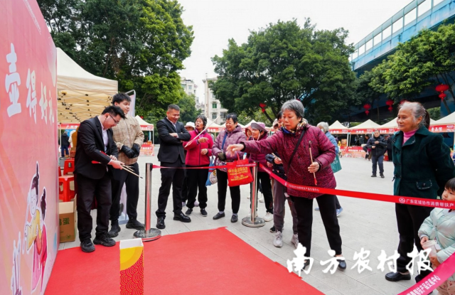 活动现场互动送好礼。