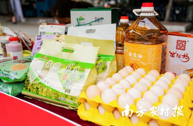 现场展销推介的特色帮扶好物。