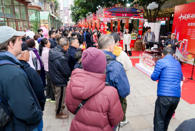 活动现场进行文艺展演。