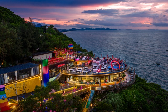 海陵岛“悬崖餐厅”等网红打卡点应运而生，提供观海用餐新体验。
