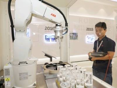 AI加速进厂打工，2025年“珠海产”工业机器人超4万套｜局长话“开局”