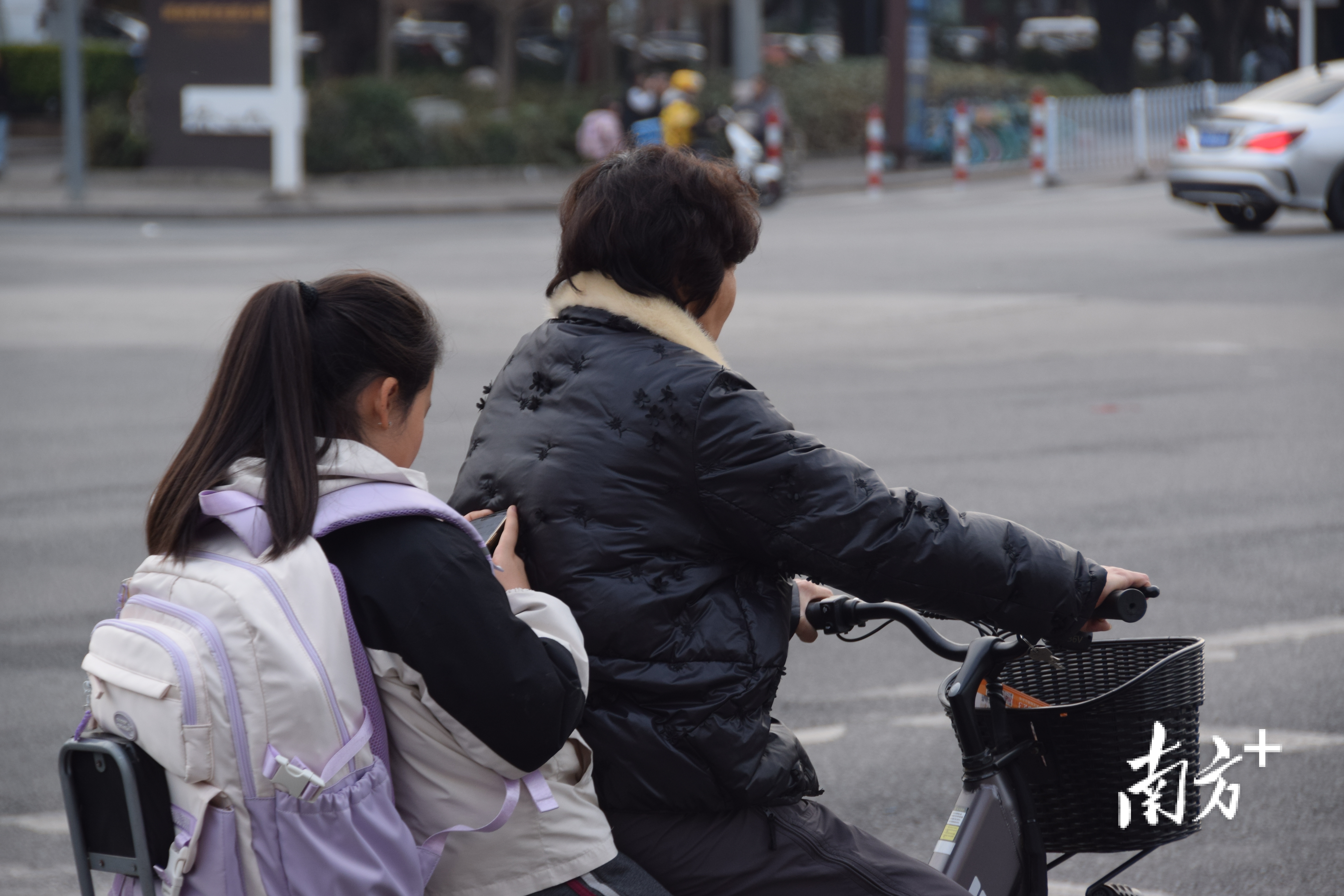 后座是最暖的位置。