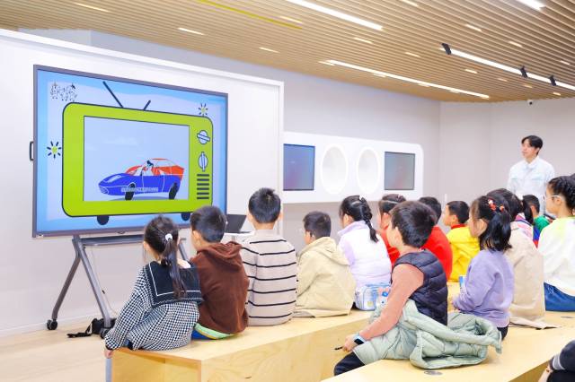 亲子家庭走进智能工厂解码科技广货