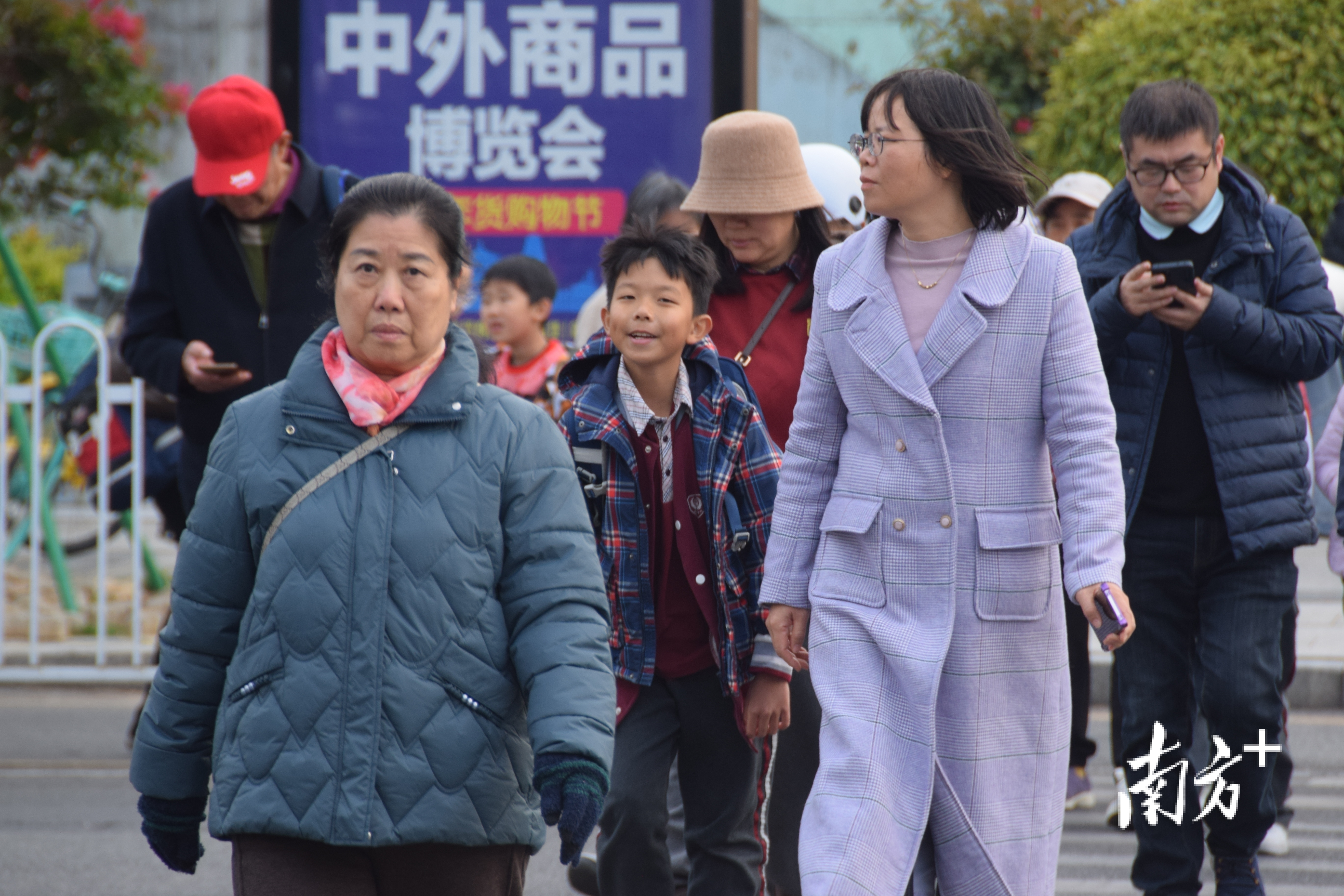 风虽冷，外套很暖。 