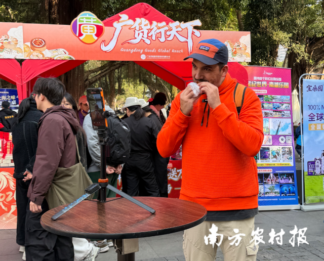 现场品尝的外国游客