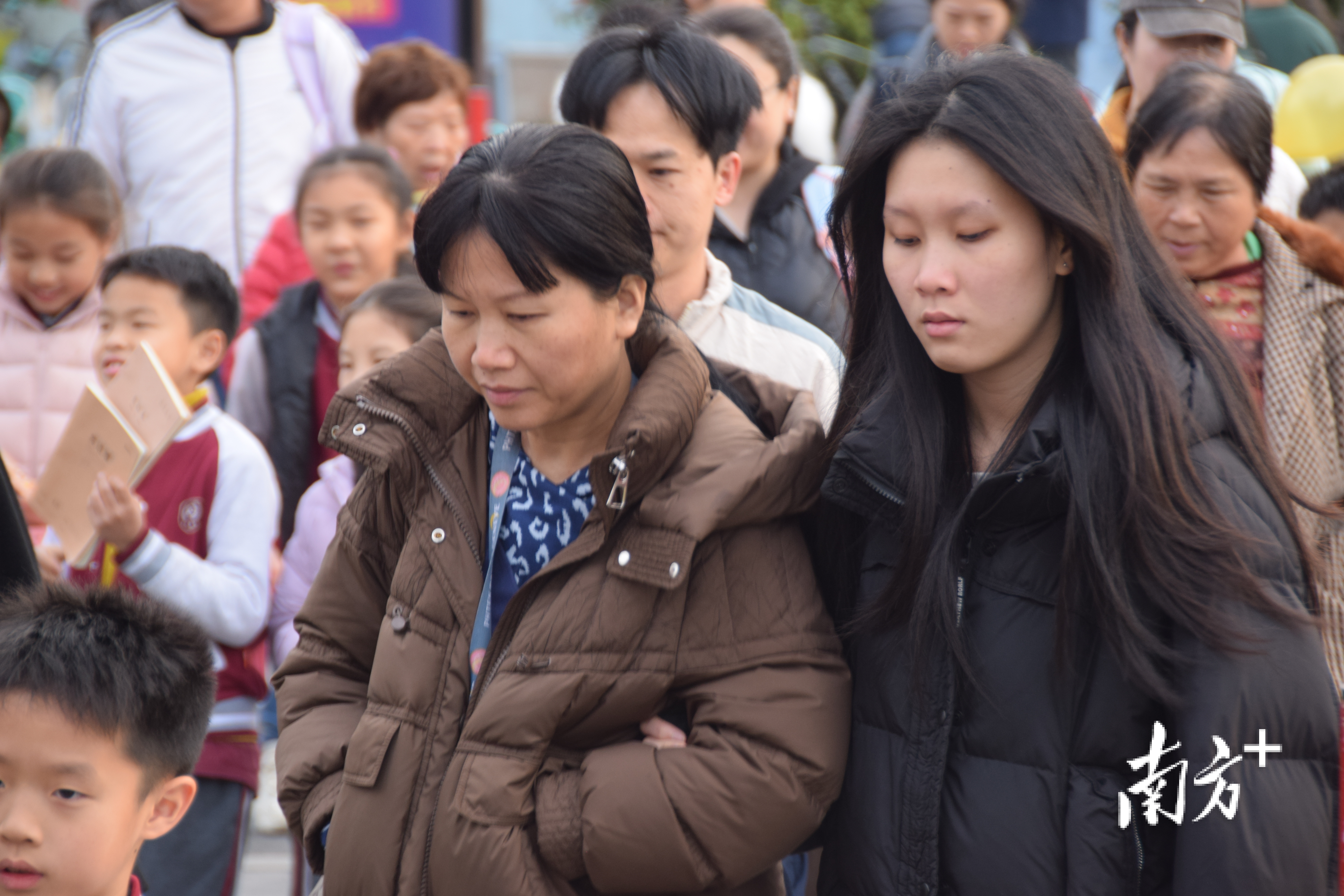 寒冷天，和妈妈挤在人群。  