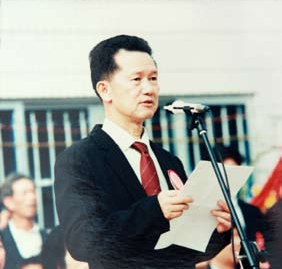 广州市饲料协会首届理事长、华南农业大学教授张继于1997年在广东阳西基层讲话。