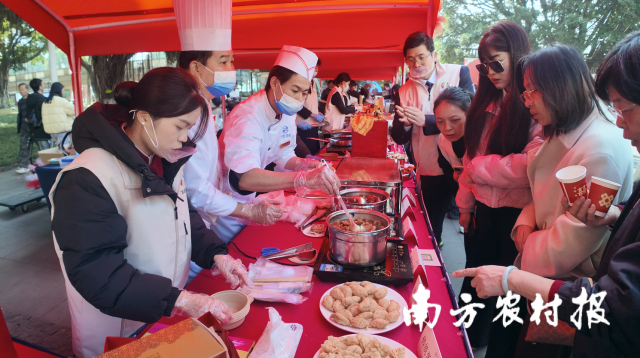 现场热闹的美食摊位