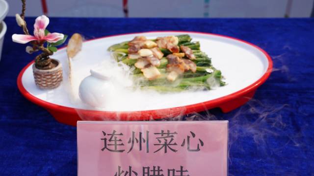 用粤味珍品清远好食材制作的连州菜心炒东陂腊味。