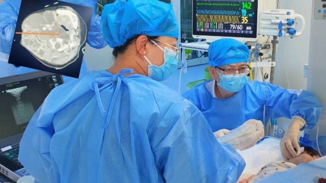 37天婴儿遭巨瘤“锁喉”！中山一院援疆专家精准救治