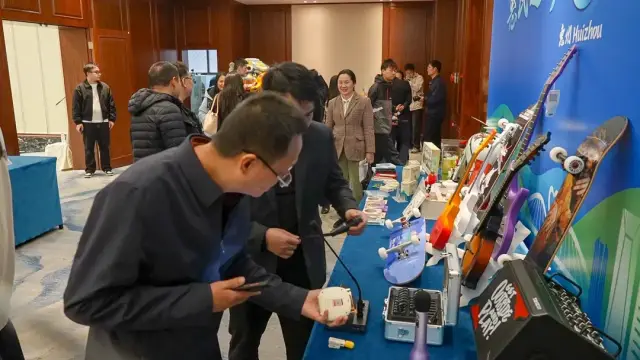 各地带来当地的精品“广货”。图源：南方+