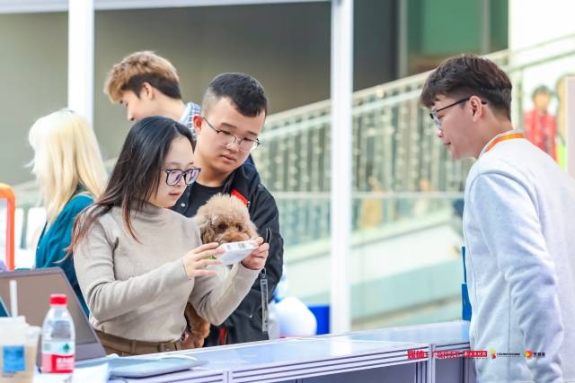 市民带着萌宠前来咨询和挑选宠物药品