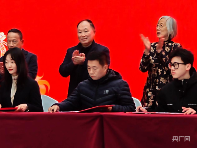 梁钜东代表年桔产业参与出海签约。