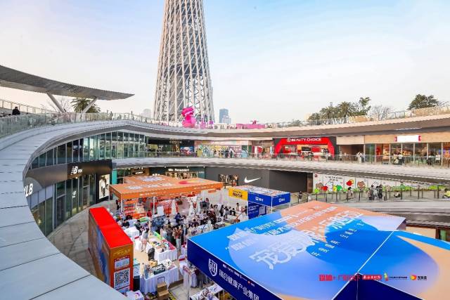 1月23-25日，“媒体+”广货行天下·首届大湾区宠物行业年度盛典暨宠物年货节在广州塔办起宠物年货集市，现场人头攒动，热闹非凡。