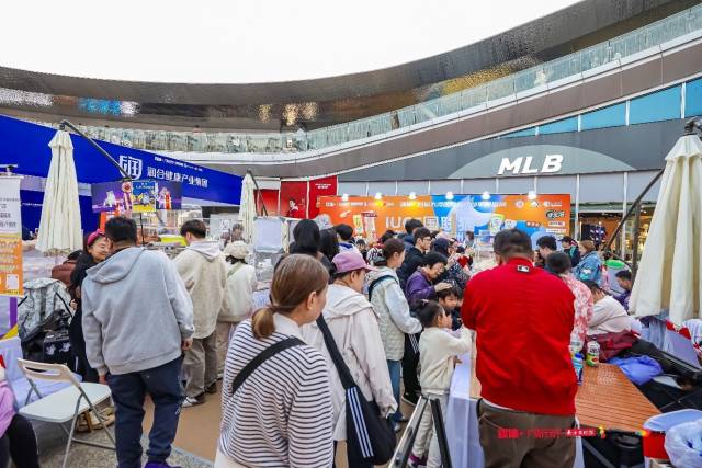 人们涌入集市，为毛孩子挑选广货好物