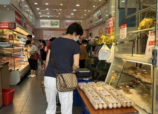 广州市民在钱大妈选购赫章鸡蛋。