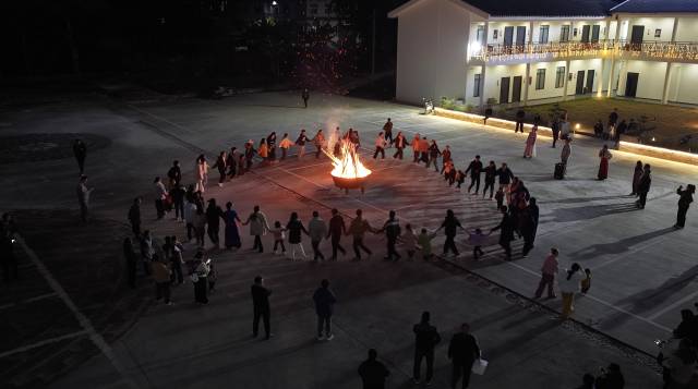 今年1月，坝盘村举行新春“篝火晚会”，粤黔两地干部群众携手展望“媒体+桨板第一村”的美好愿景。