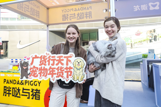 活动吸引了不少外国游客前来。