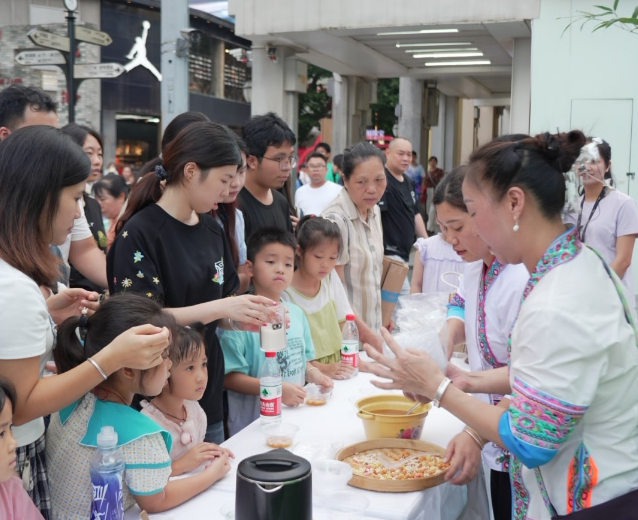 三江油茶在广州北京路深受喜爱。