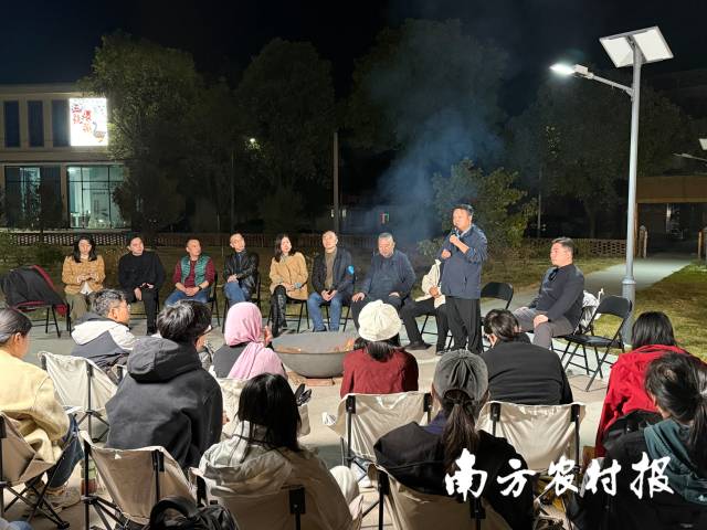 青年创客与创业导师展开星空围炉夜话。