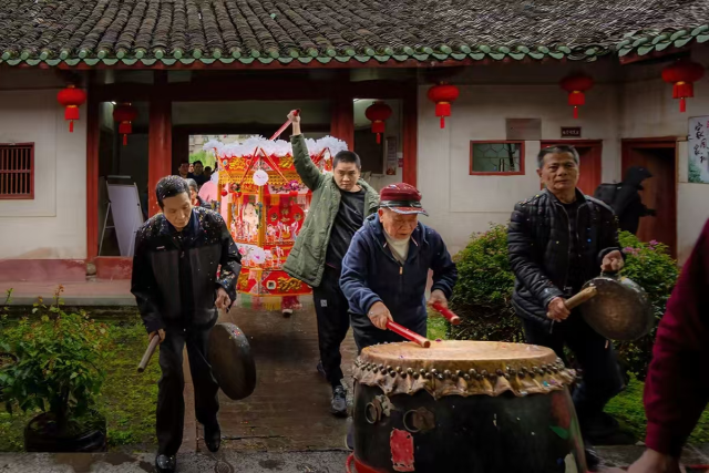 从聆听鼓声到接过鼓槌，小辈的身影自然立于长辈身侧。受访者供图