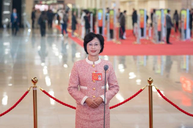 黄舜梅在代表通道。谭家富摄