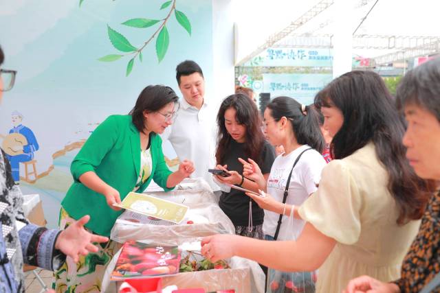 黔西南市民品尝了惠州优质荔枝后，扫码线上下单。