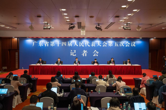 广东省十四届人大五次会议记者会现场。