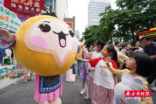 “媒体+”助力打造的广西三江油茶IP在北京路与市民互动。