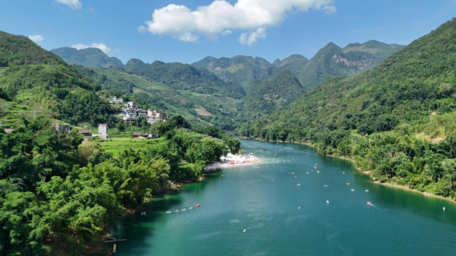 依托“桨板运动+布依文化+万峰湖生态”资源优势，坝盘村通过“媒体+”打造“中国桨板第一村”。