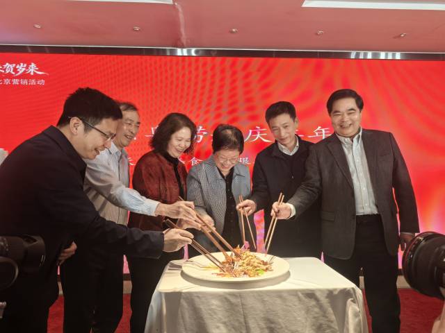 活动以独具特色的“清远鸡捞鸡”仪式拉开帷幕，寓意捞起吉祥、捞起丰收