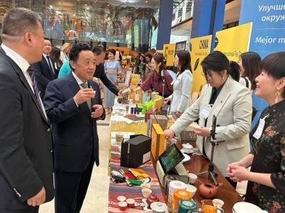 英意俄游客爱上广东单丛：感受叹茶的快乐，行李箱专门腾地方