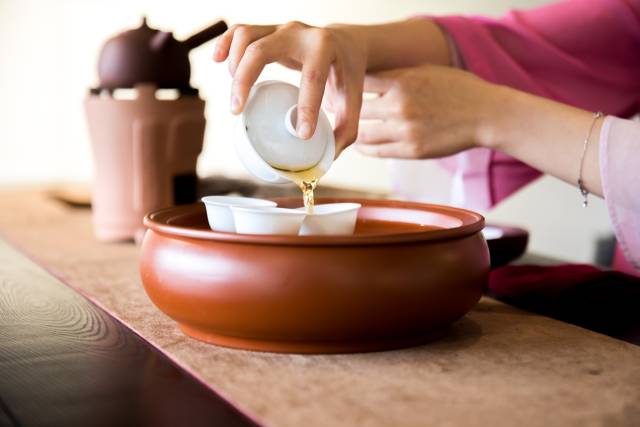 请出一套潮州手拉朱泥壶，沏一泡凤凰单丛，足以偷得浮生半日闲。（吴秒衡 摄）