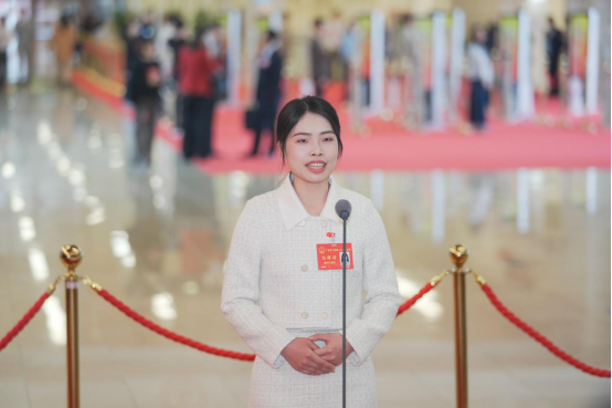 许丽敏代表在第二场“代表通道”上回答南方农村报记者提问。谭家富摄