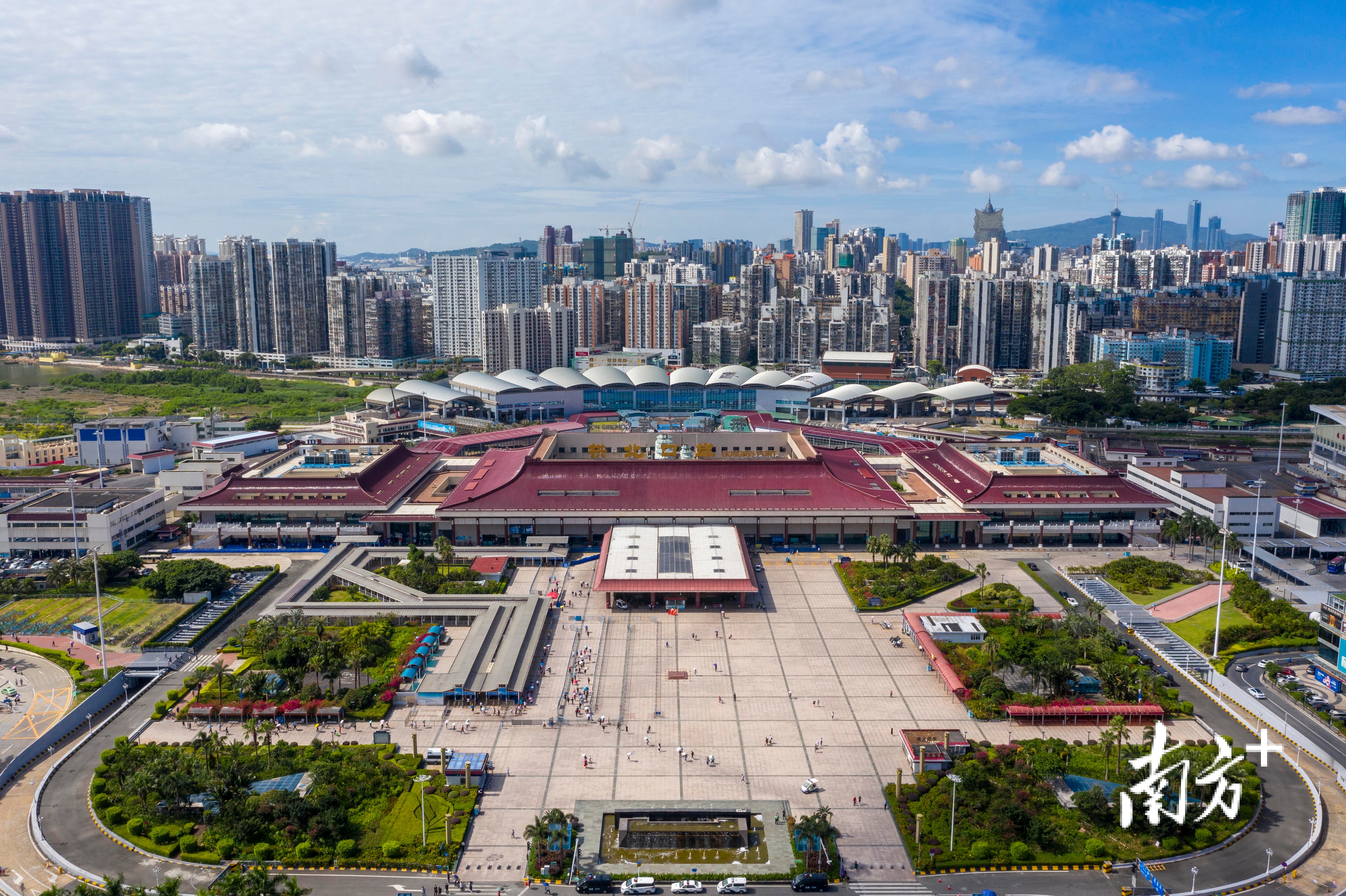 拱北口岸。南方+记者 钱文攀 摄