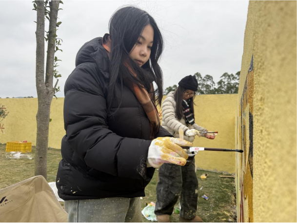华南农业大学师生正在绘制墙绘
