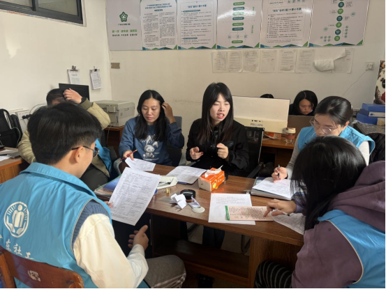 许丽敏和社工们一起。受访者供图