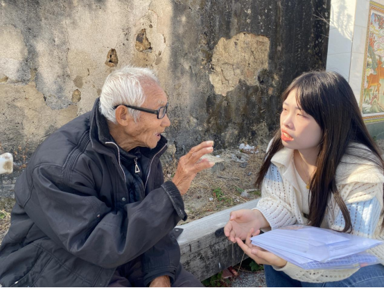 许丽敏与老人交流。受访者供图